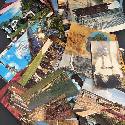 LOT: Large Collection of Loose Postcards