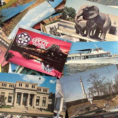 LOT: Large Collection of Loose Postcards