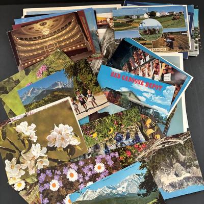 LOT: Large Collection of Loose Postcards