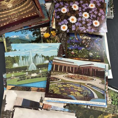 LOT: Large Collection of Loose Postcards