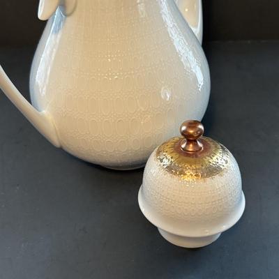 LOT 101: Vintage Rosenthal "Romance" Collection: Coffee/Teapot, 6 Teacups & 4 Saucers