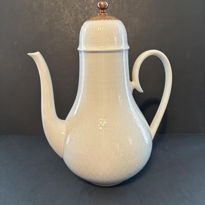 LOT 101: Vintage Rosenthal "Romance" Collection: Coffee/Teapot, 6 Teacups & 4 Saucers
