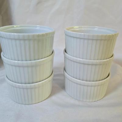 Lot 111: Bakers Delight: Bundt Pan in Box, Covered Cake Plate, Square Bundt Pan, Apple Pie Recipe Pie Plate,