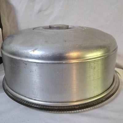Lot 111: Bakers Delight: Bundt Pan in Box, Covered Cake Plate, Square Bundt Pan, Apple Pie Recipe Pie Plate,