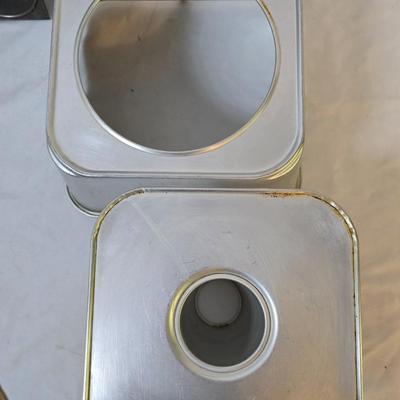 Lot 111: Bakers Delight: Bundt Pan in Box, Covered Cake Plate, Square Bundt Pan, Apple Pie Recipe Pie Plate,