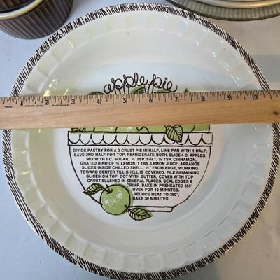 Lot 111: Bakers Delight: Bundt Pan in Box, Covered Cake Plate, Square Bundt Pan, Apple Pie Recipe Pie Plate,