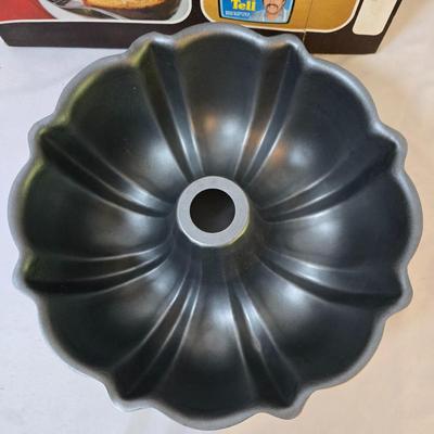 Lot 111: Bakers Delight: Bundt Pan in Box, Covered Cake Plate, Square Bundt Pan, Apple Pie Recipe Pie Plate,