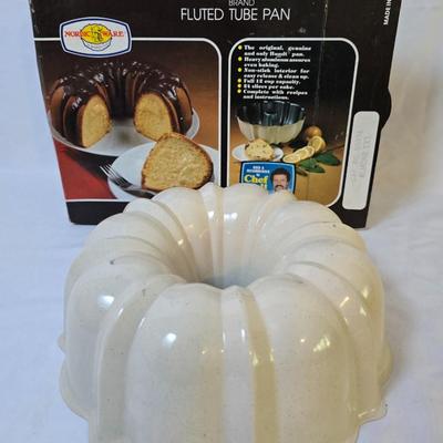 Lot 111: Bakers Delight: Bundt Pan in Box, Covered Cake Plate, Square Bundt Pan, Apple Pie Recipe Pie Plate,