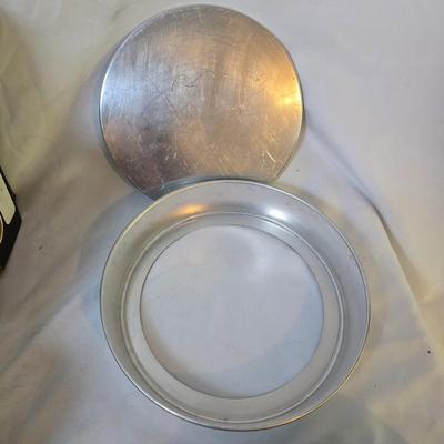 Lot 111: Bakers Delight: Bundt Pan in Box, Covered Cake Plate, Square Bundt Pan, Apple Pie Recipe Pie Plate,