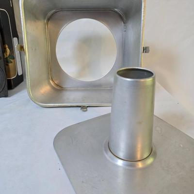 Lot 111: Bakers Delight: Bundt Pan in Box, Covered Cake Plate, Square Bundt Pan, Apple Pie Recipe Pie Plate,