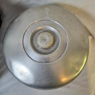 Lot 111: Bakers Delight: Bundt Pan in Box, Covered Cake Plate, Square Bundt Pan, Apple Pie Recipe Pie Plate,