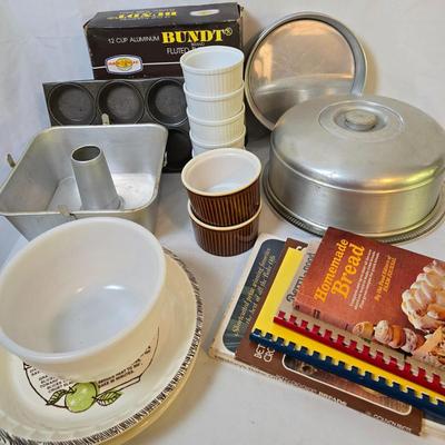 Lot 111: Bakers Delight: Bundt Pan in Box, Covered Cake Plate, Square Bundt Pan, Apple Pie Recipe Pie Plate,