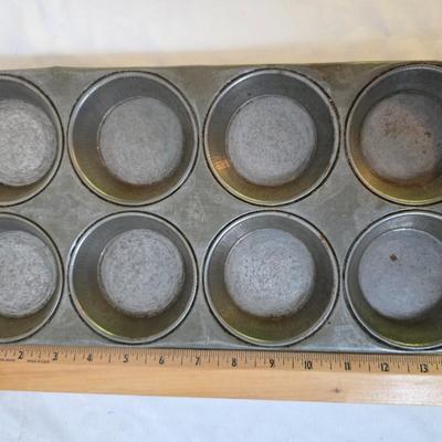 Lot 111: Bakers Delight: Bundt Pan in Box, Covered Cake Plate, Square Bundt Pan, Apple Pie Recipe Pie Plate,