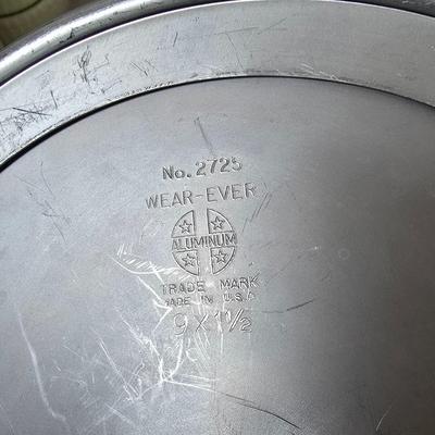 Lot 111: Bakers Delight: Bundt Pan in Box, Covered Cake Plate, Square Bundt Pan, Apple Pie Recipe Pie Plate,