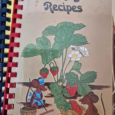 Lot 111: Bakers Delight: Bundt Pan in Box, Covered Cake Plate, Square Bundt Pan, Apple Pie Recipe Pie Plate,