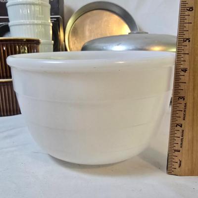 Lot 111: Bakers Delight: Bundt Pan in Box, Covered Cake Plate, Square Bundt Pan, Apple Pie Recipe Pie Plate,