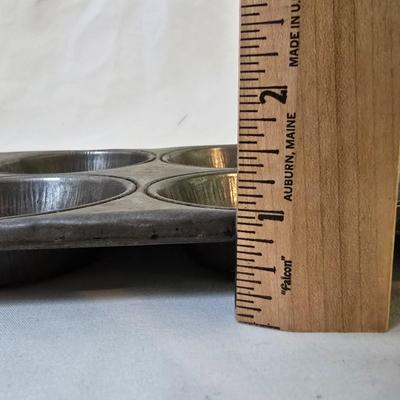 Lot 111: Bakers Delight: Bundt Pan in Box, Covered Cake Plate, Square Bundt Pan, Apple Pie Recipe Pie Plate,