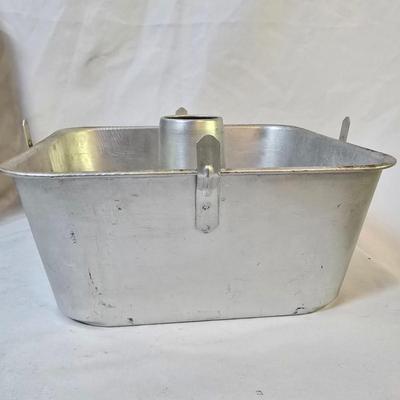 Lot 111: Bakers Delight: Bundt Pan in Box, Covered Cake Plate, Square Bundt Pan, Apple Pie Recipe Pie Plate,