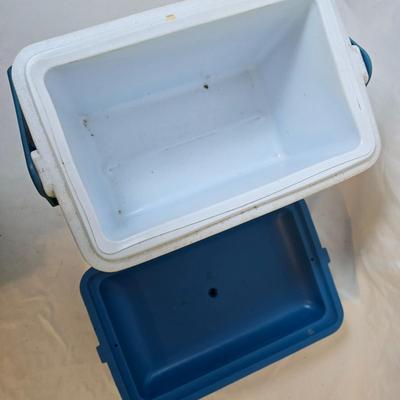 LOT 114: Rubbermaid Cooler, Thermos Picnic Jug, Thermos and UnoVac Vacuum Bottles