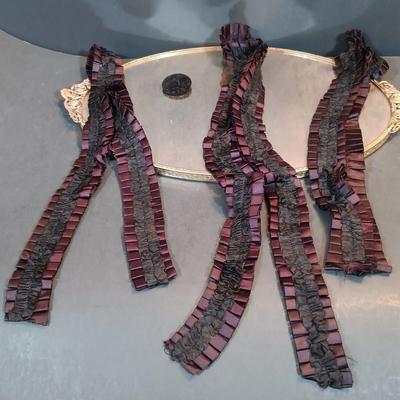 LOT 161: Collection of Vintage and Antique Collars, Vintage Purses & More