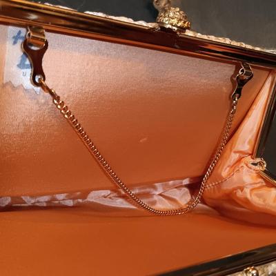 LOT 161: Collection of Vintage and Antique Collars, Vintage Purses & More