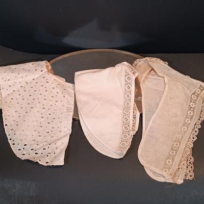 LOT 161: Collection of Vintage and Antique Collars, Vintage Purses & More