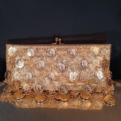 LOT 161: Collection of Vintage and Antique Collars, Vintage Purses & More