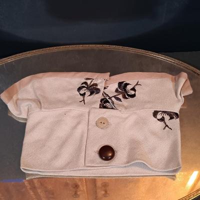 LOT 161: Collection of Vintage and Antique Collars, Vintage Purses & More