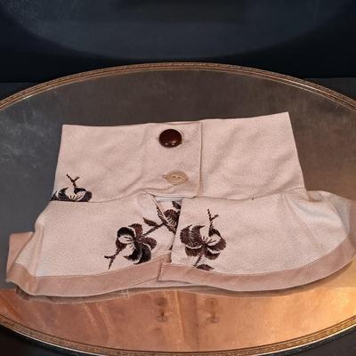 LOT 161: Collection of Vintage and Antique Collars, Vintage Purses & More