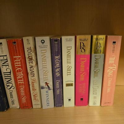 Collection of Daniel Steel and Mary Higgins Clark books