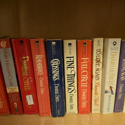 Collection of Daniel Steel and Mary Higgins Clark books