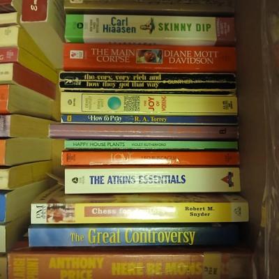Huge variety of Paperback books- Linda Howard - Carl Hiaasen - Lisa Gardner - Coleen Mccullough and more great authors