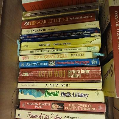 Huge variety of Paperback books- Linda Howard - Carl Hiaasen - Lisa Gardner - Coleen Mccullough and more great authors