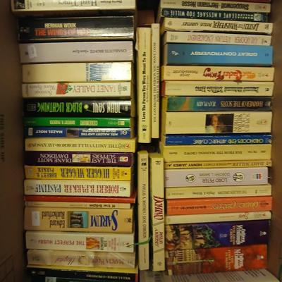 Huge variety of Paperback books- Linda Howard - Carl Hiaasen - Lisa Gardner - Coleen Mccullough and more great authors