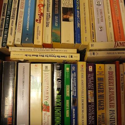 Huge variety of Paperback books- Linda Howard - Carl Hiaasen - Lisa Gardner - Coleen Mccullough and more great authors
