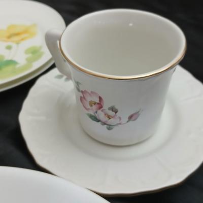 Vintage 1975 Corning Country Festival Blue Birds Coffee Tea Pot 6 Cups with platter, Mikasa dessert plates and mugs