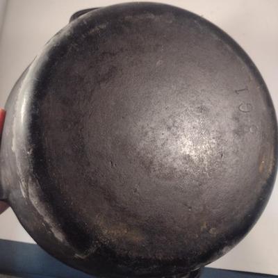 Vintage Cast Iron Dutch Oven with Lid- Marked 8G1- Approx 10 1/2" Wide