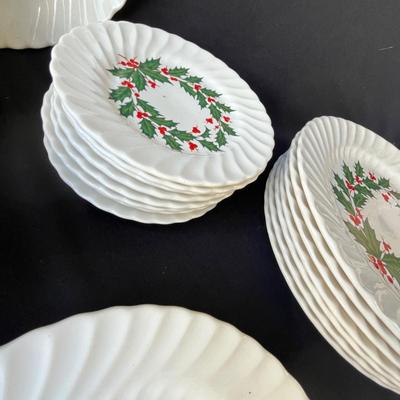 Lot 31 Holly Christmas set