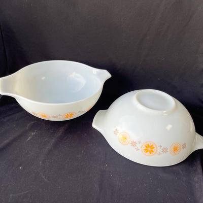 Lot 39 Pyrex Town & Country 2 large bowls