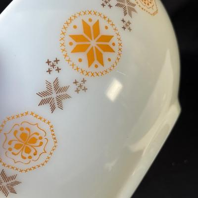 Lot 39 Pyrex Town & Country 2 large bowls