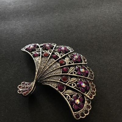 Vintage style fan shaped brooch
