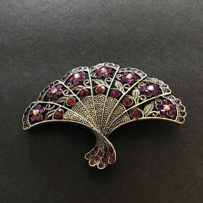 Vintage style fan shaped brooch