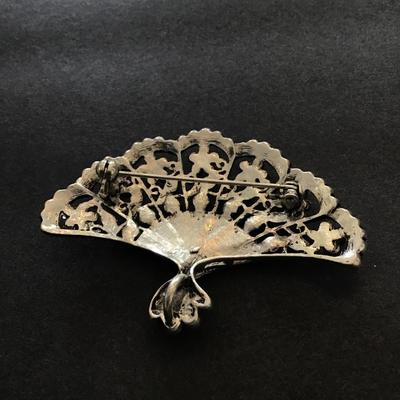 Vintage style fan shaped brooch