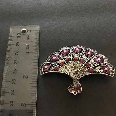 Vintage style fan shaped brooch