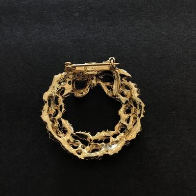 Christmas wreath brooch pin