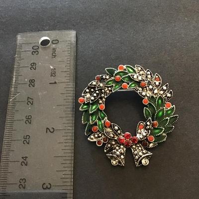 Christmas wreath brooch pin