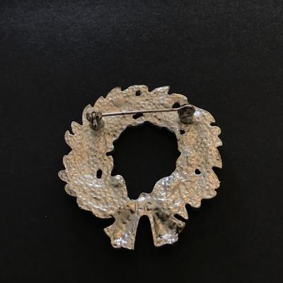 Christmas wreath brooch pin