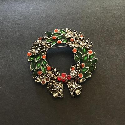 Christmas wreath brooch pin