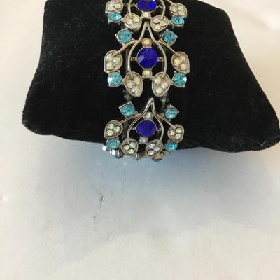 Beautiful, vintage, Dansbury, mint collection, rhinestone stretch bracelet, silver toned