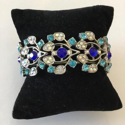 Beautiful, vintage, Dansbury, mint collection, rhinestone stretch bracelet, silver toned